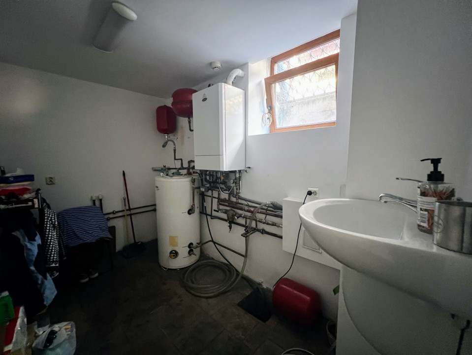 Spatiu de birouri zona Decebal - Alba Iulia 325 mp utili, 7 camere